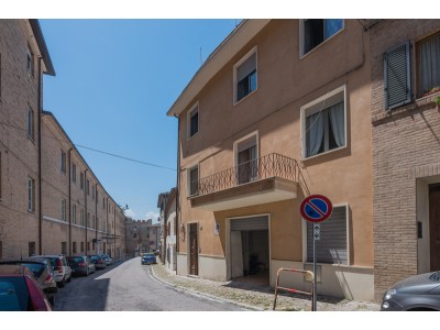 Search_SINGLE HOUSE WITH GARAGE AND TERRACE FOR SALE IN THE HISTORIC CENTER OF FERMO in a wonderful position, a few steps from the heart of the center, in the Marche in Italy in Le Marche_1